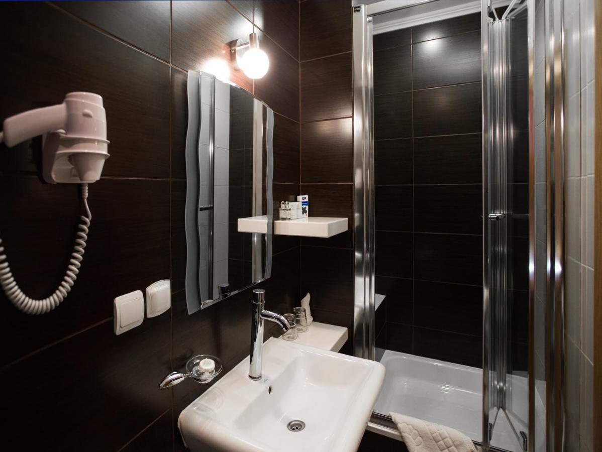 Economy Room In Hotel Eney Lviv Bagian luar foto