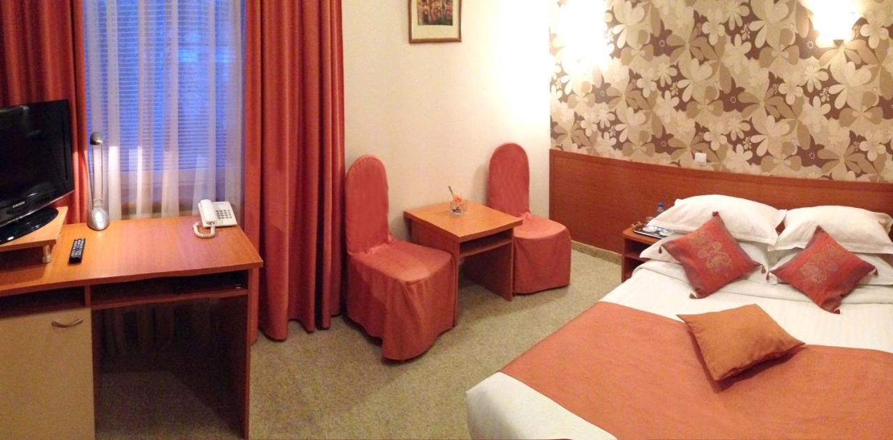 Economy Room In Hotel Eney Lviv Bagian luar foto
