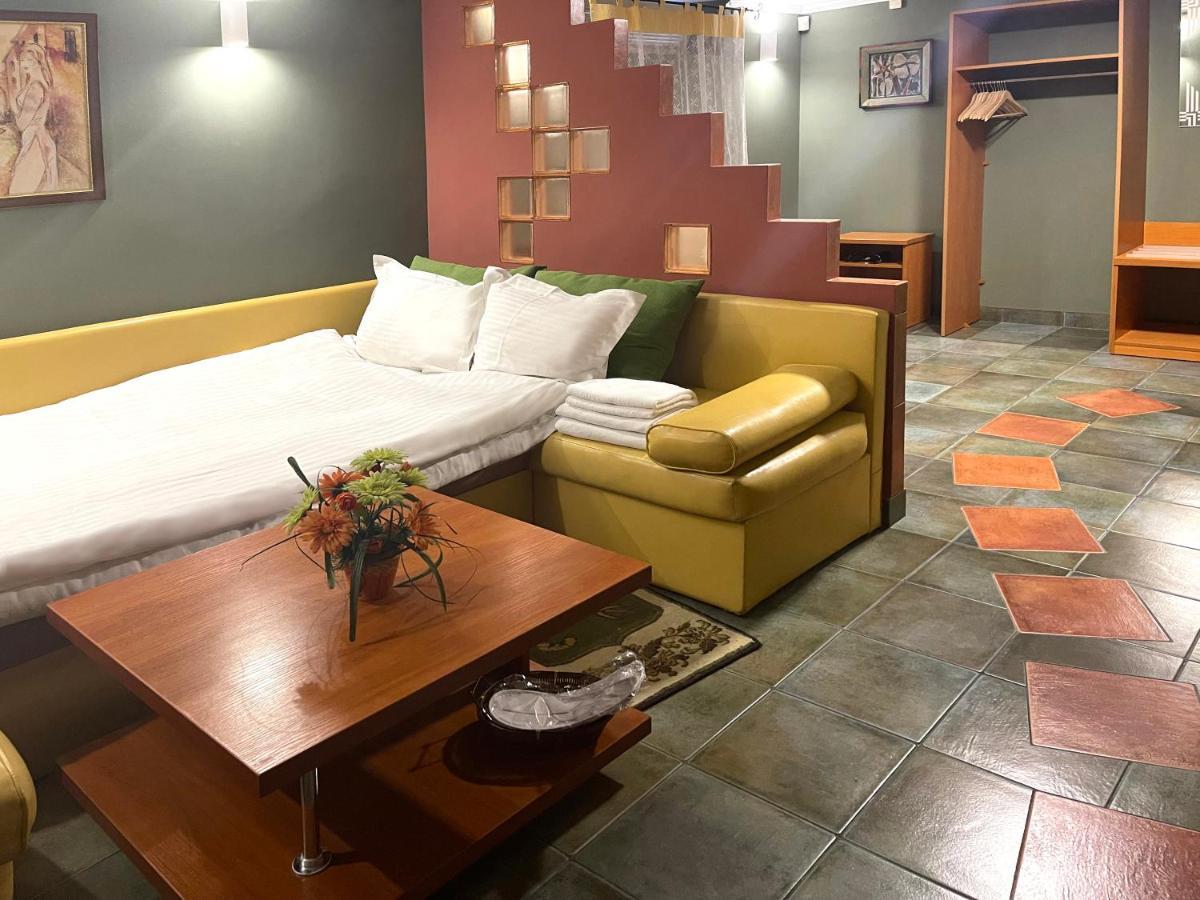 Economy Room In Hotel Eney Lviv Bagian luar foto