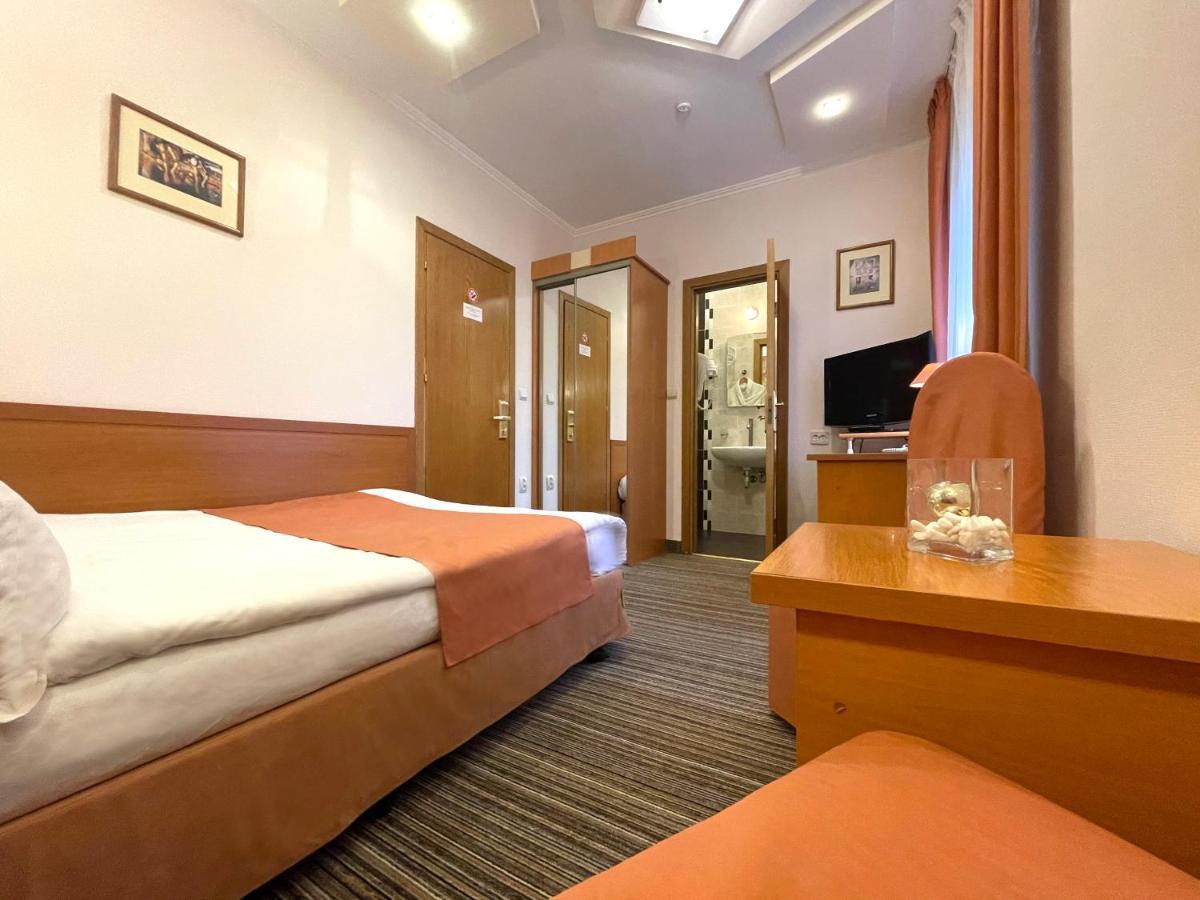 Economy Room In Hotel Eney Lviv Bagian luar foto
