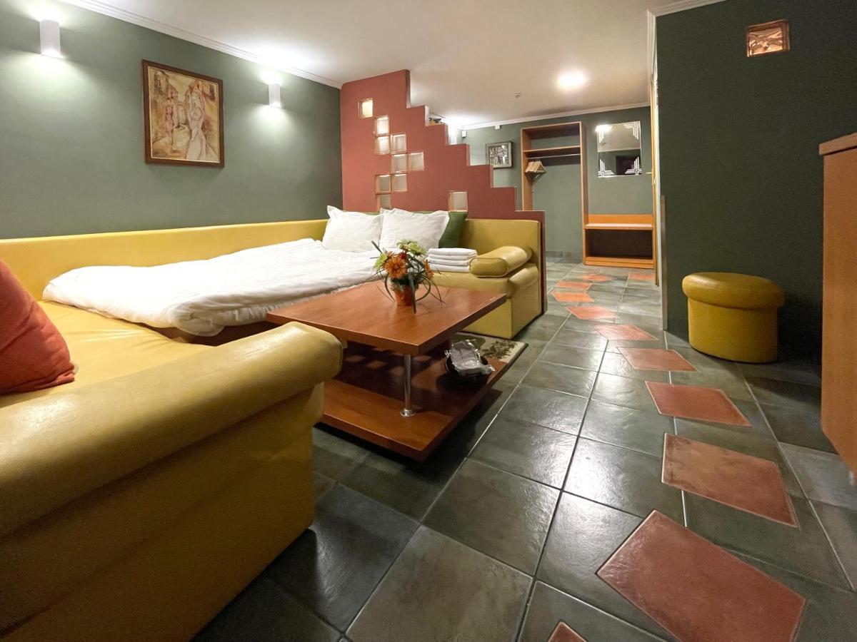 Economy Room In Hotel Eney Lviv Bagian luar foto