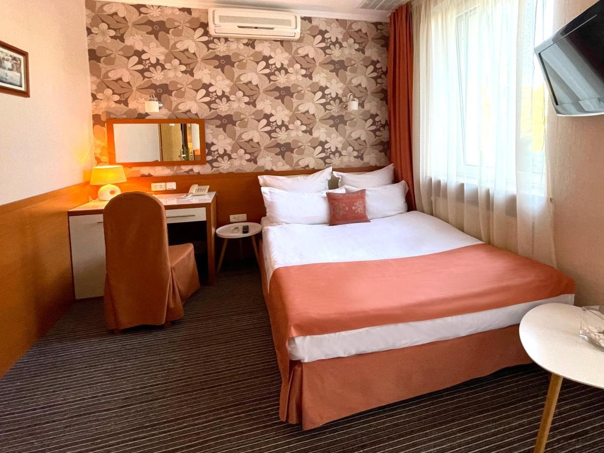 Economy Room In Hotel Eney Lviv Bagian luar foto