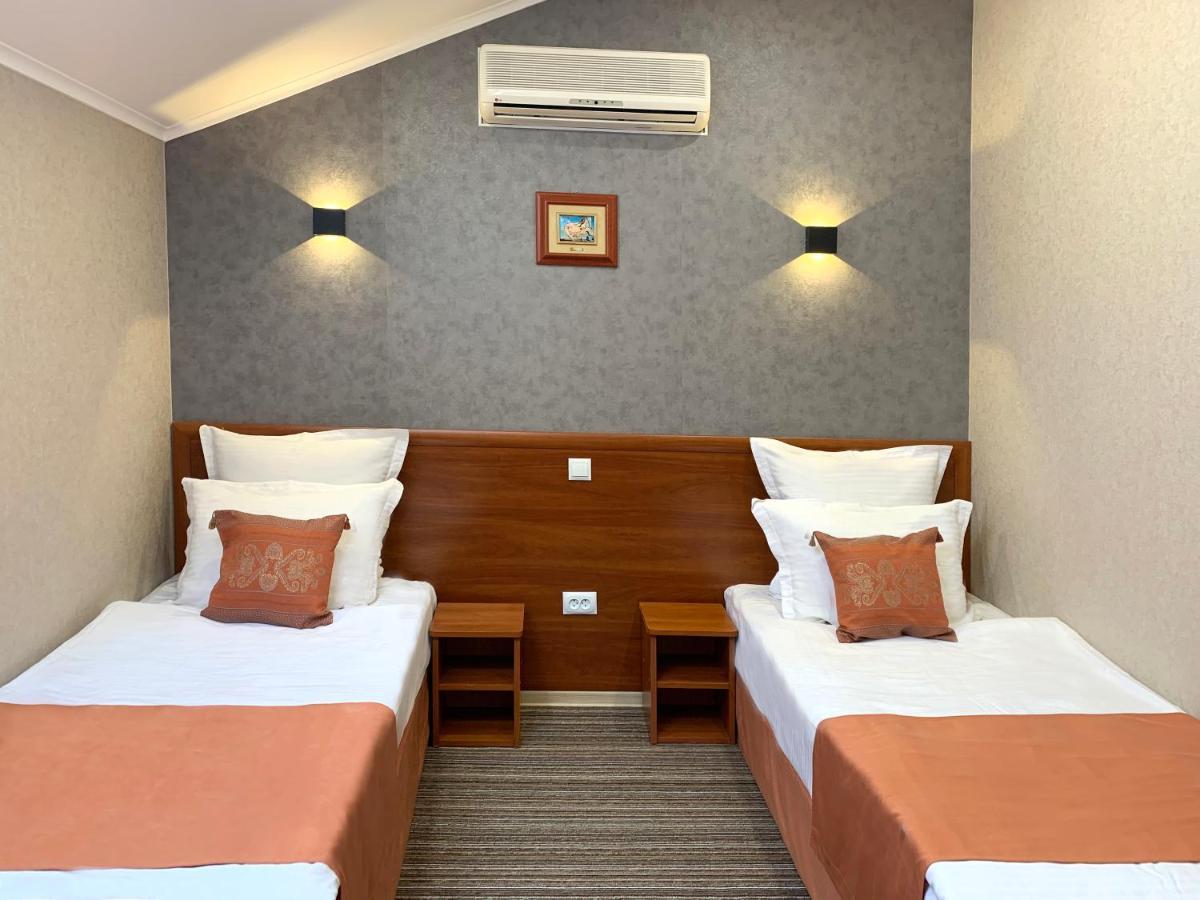 Economy Room In Hotel Eney Lviv Bagian luar foto
