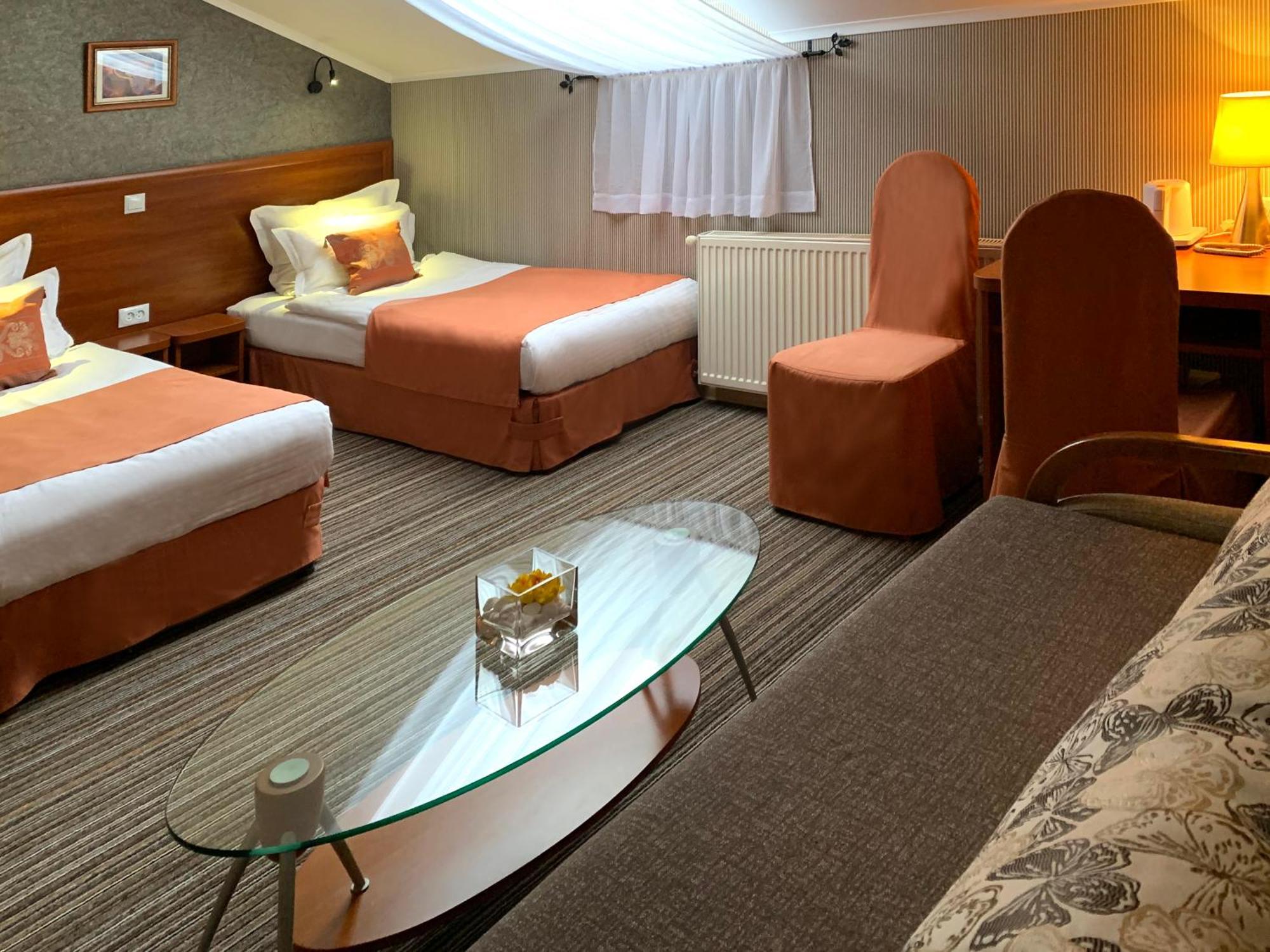 Economy Room In Hotel Eney Lviv Bagian luar foto